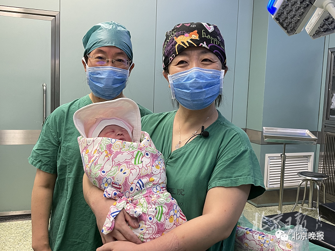 主診醫療團隊抱住女嬰合照。