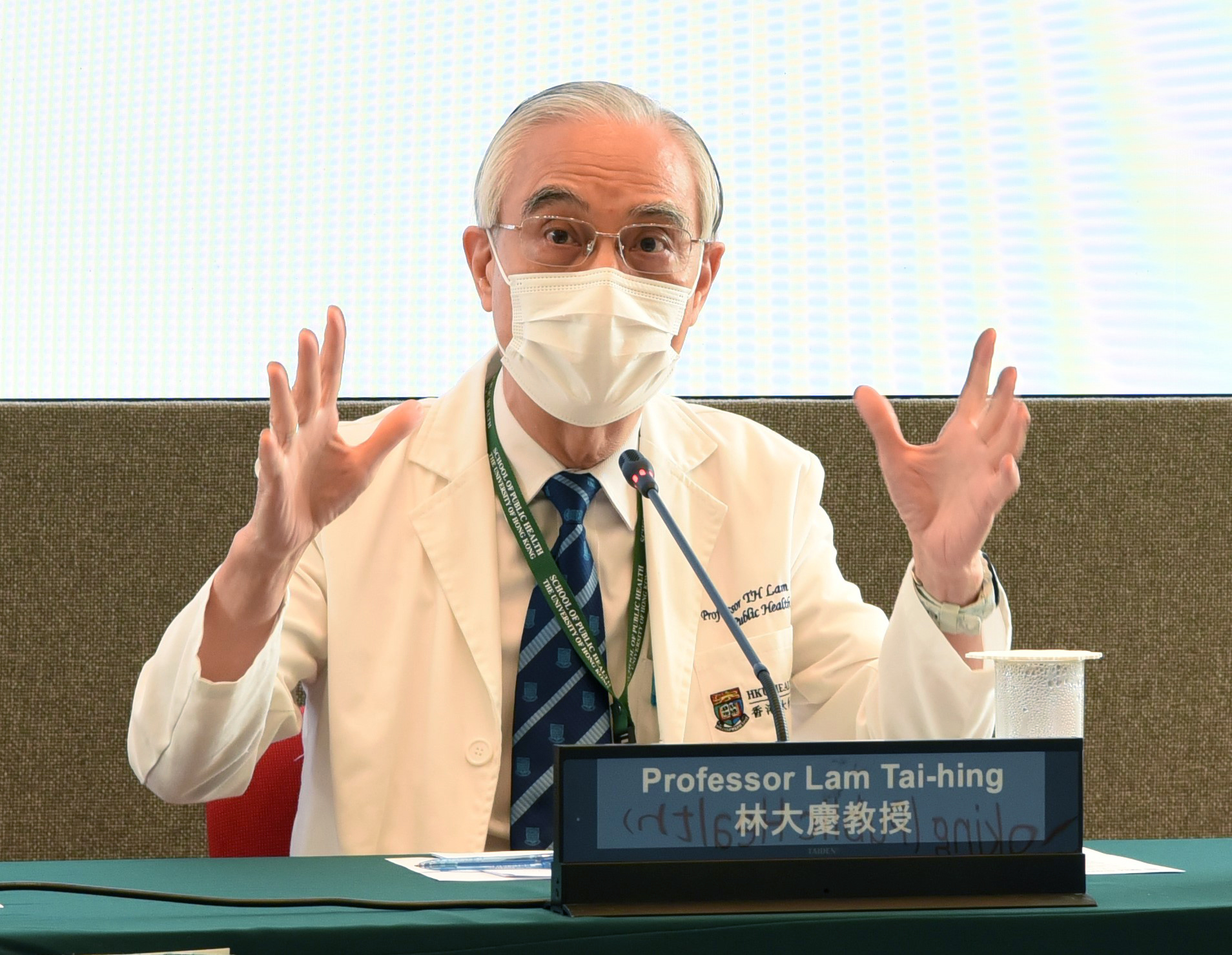 林大慶教授表示,允許加熱煙及電子煙在本港流通,將導致吸食煙草產品的情況迅速回升,甚至令青少年吸食加熱煙和傳統香煙的人數大幅增加。
