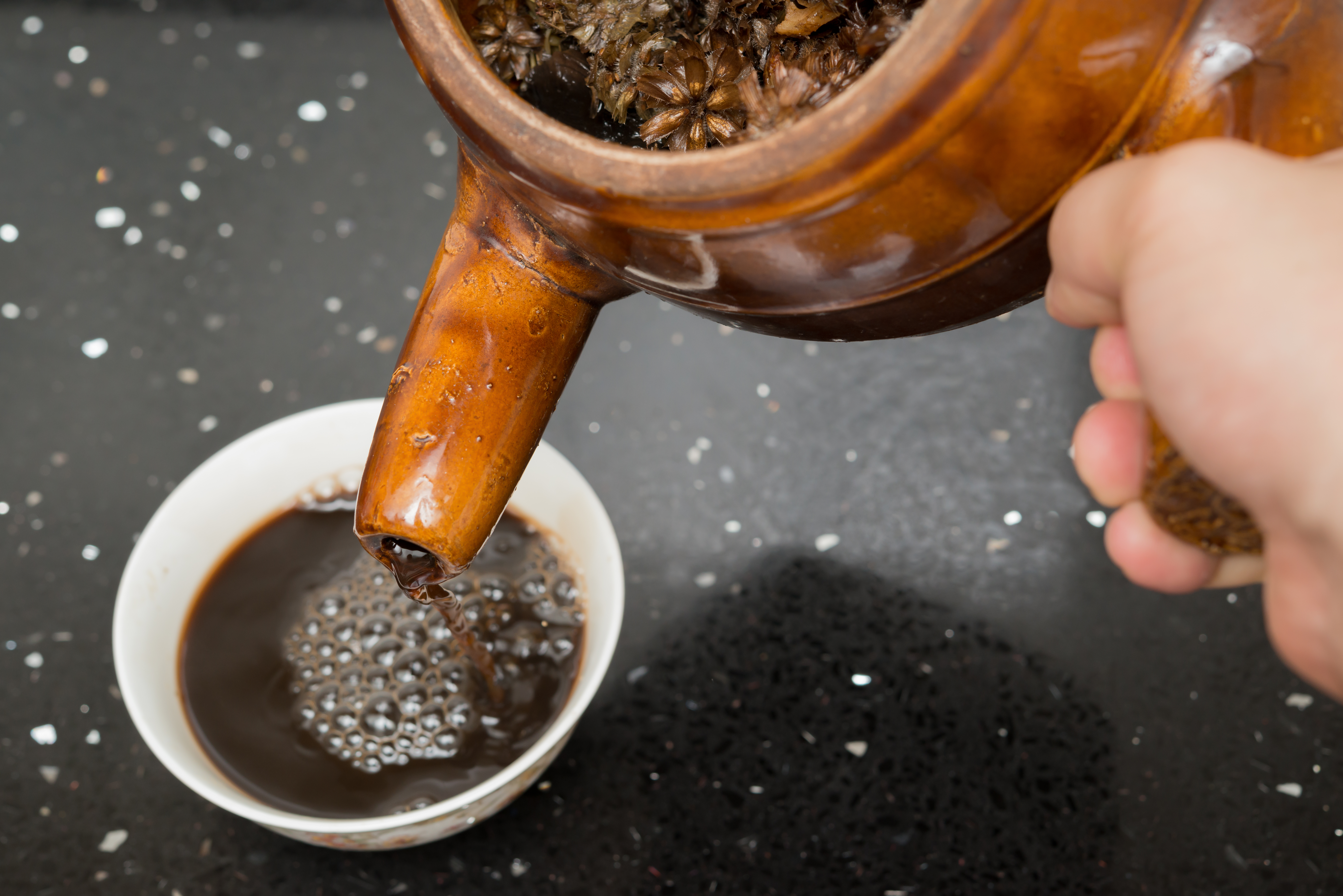 中藥廿四味可謂香港人最常喝的涼茶之一,一年四季都適宜飲用。