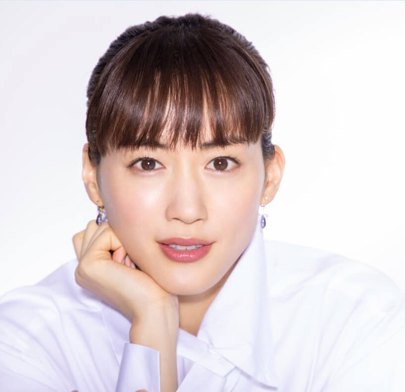 日本女星綾瀨遙於8月出現發燒症狀,8月底證實確診新冠肺炎。