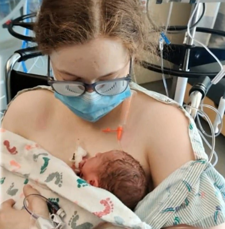 在懷孕34周時,Charity於上月12日,在她和姊姊當年出生的醫院,順利剖腹誕下女兒Alora,目前母女情況良好。