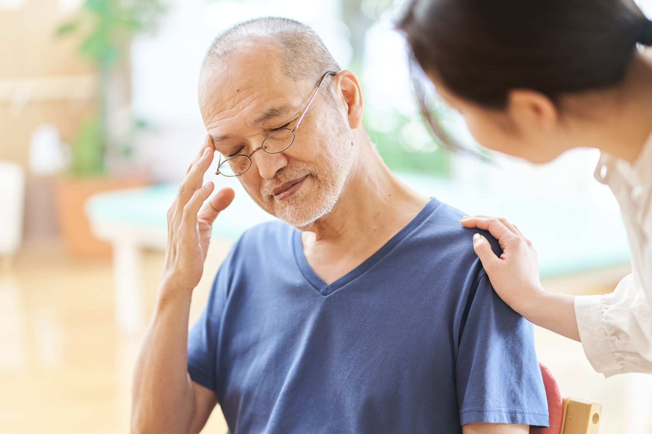 當小腦中風後腦內壓上升,便會出現頭暈、手腳不協調、欠靈活、步履不穩和進食困難情況。