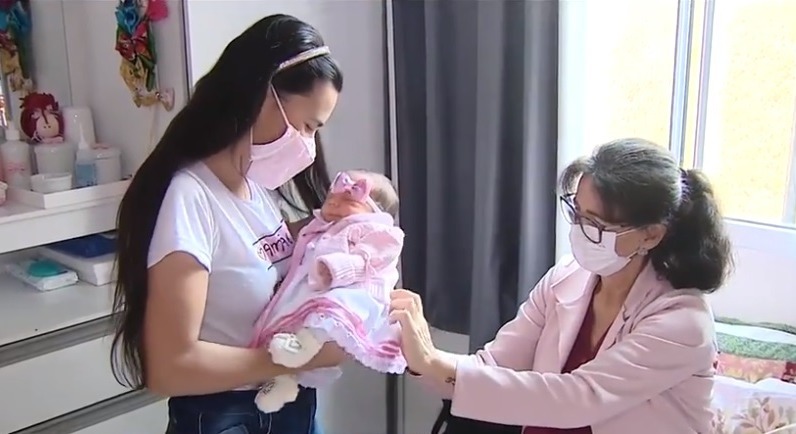巴西一名女子(左)因患肺栓塞和深層靜脈栓塞,勉強產子或有生命危險,其母親(右)愛女心切,為解開女兒無法生育鬱結,決定成為她的代母,以53歲高齡誕下自己的外孫女。