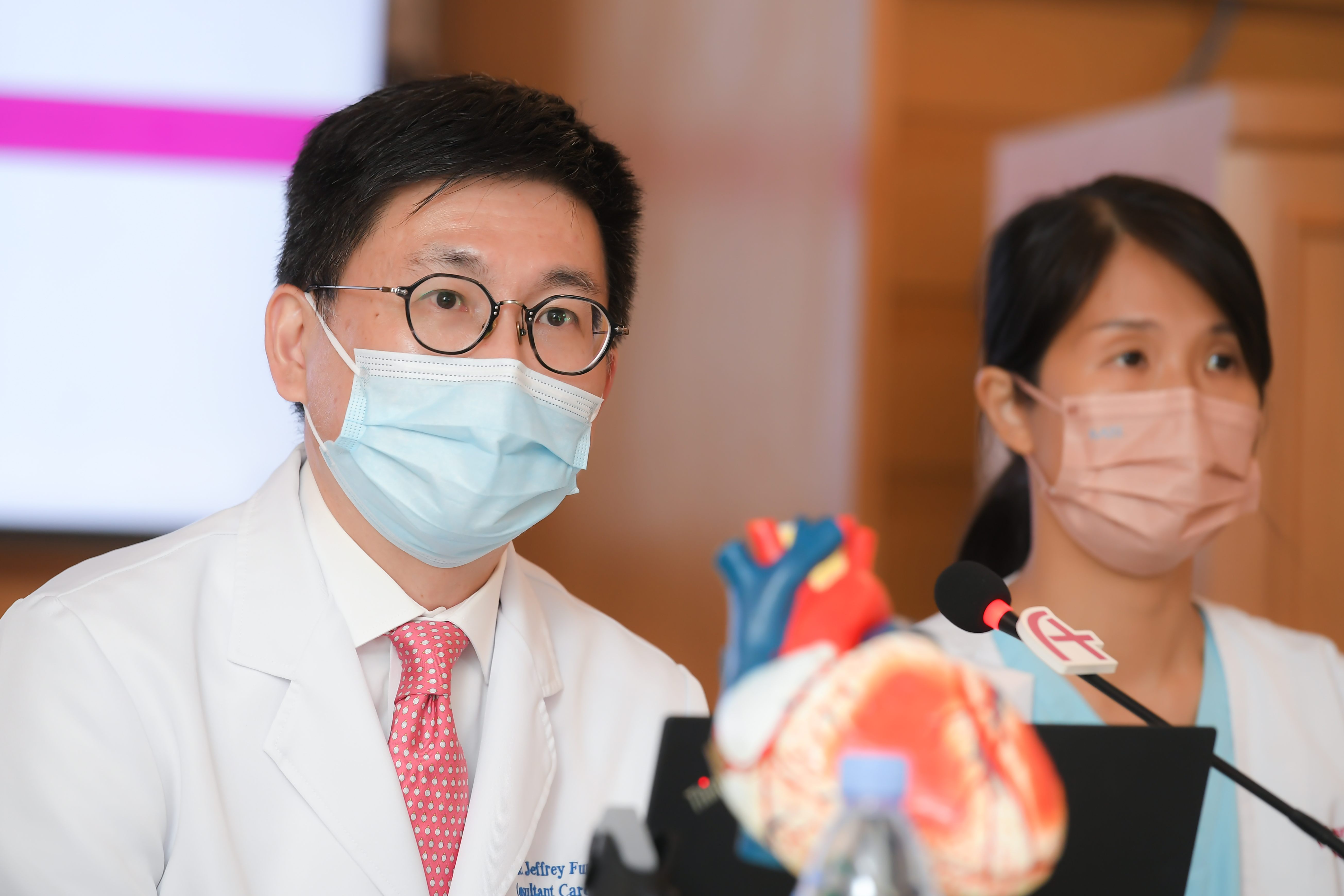 香港港安醫院—司徒拔道心臟科顧問醫生馮永康認為病人年紀大,不適合做開胸手術,引入「經導管雙腔靜脈瓣膜系統」安置術,可為病人提供更多選擇,改善生活質素。