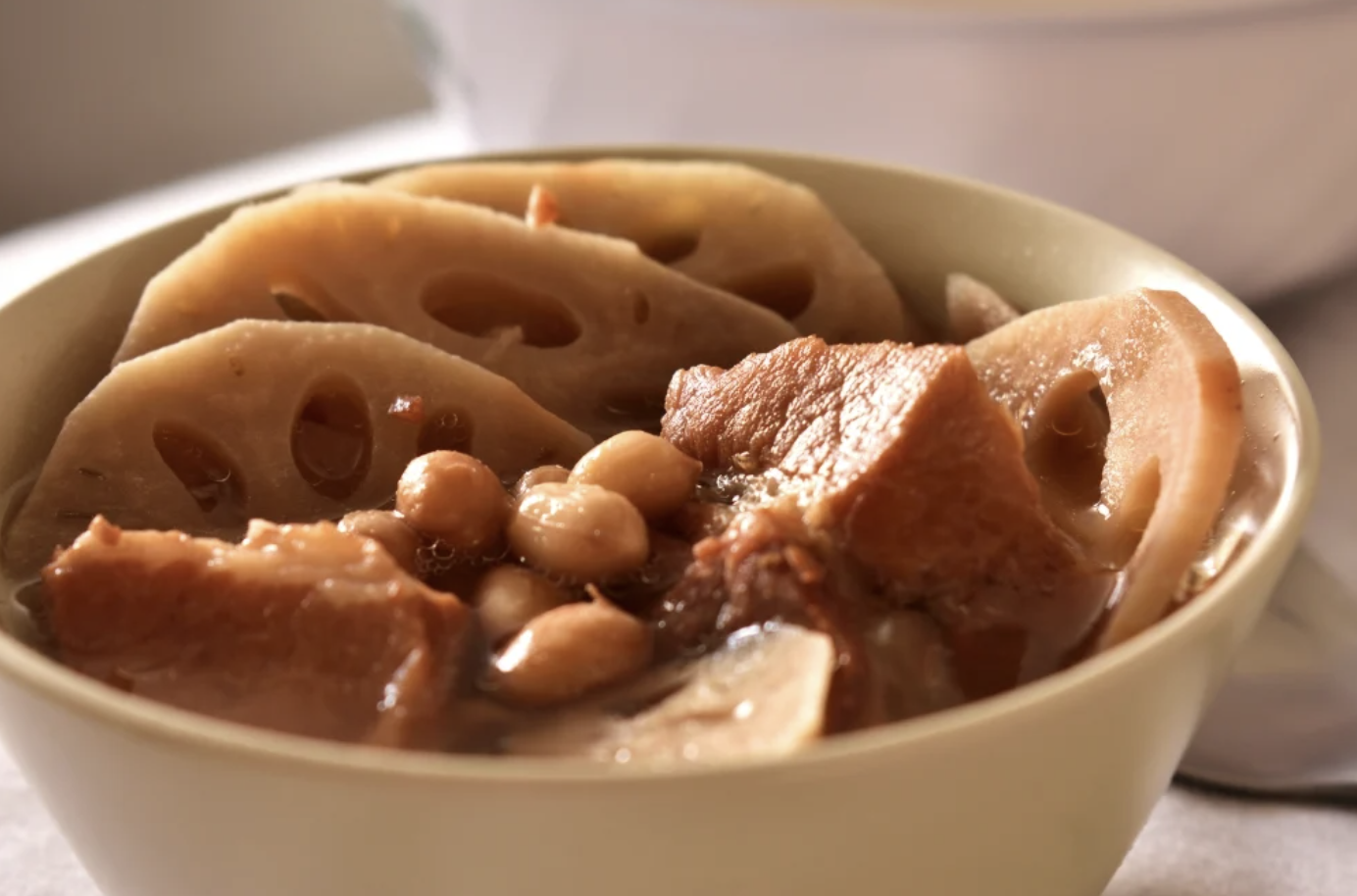 蓮藕章魚豬骨湯有助滋陰潤燥，健脾開胃。