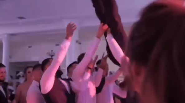 一對新人舉行婚禮期間，新郎被友人拋高，頭部先著地造成脊椎骨折致下半身癱瘓。