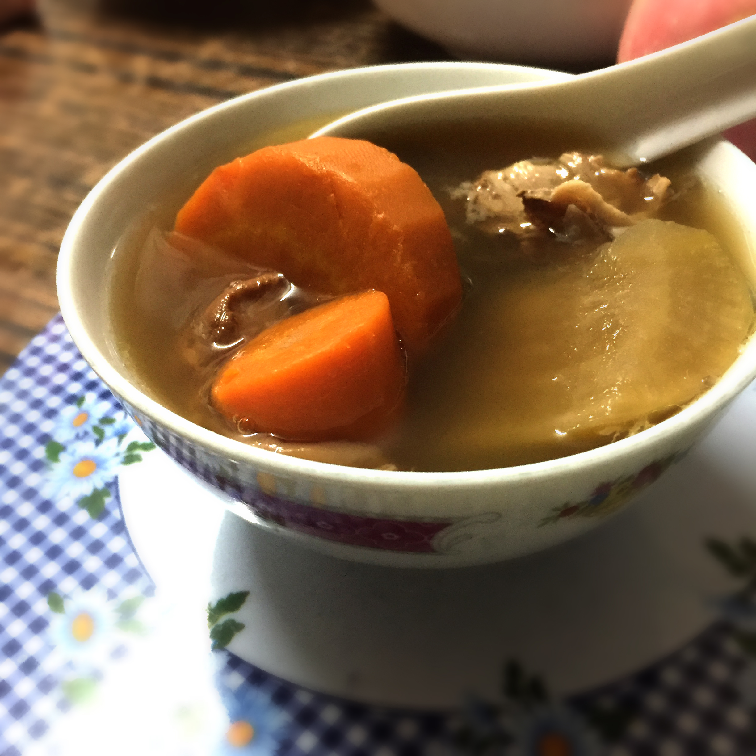 青紅蘿蔔鱷魚肉湯有紓緩咳嗽、養顏、改善氣管敏感功效。