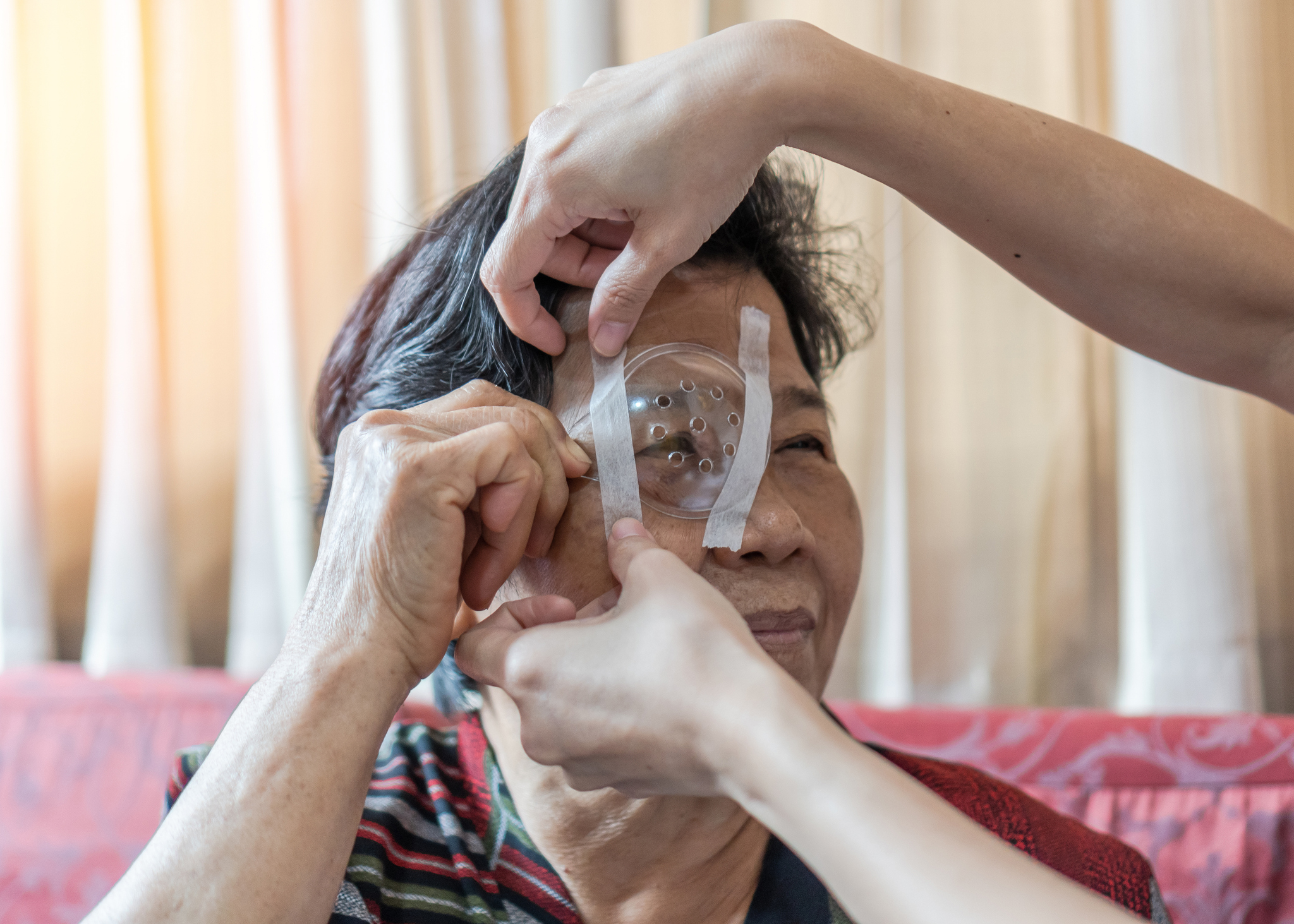 雖然最新白內障手術切口較傳統的小、手術後後遺症輕,但術後理及恢復仍很重要,包括飲食的吃喝。