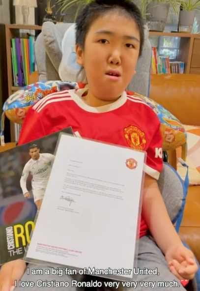 10歲的吉吉是一名脊髓性肌肉萎縮症患者,同是曼聯及C朗球迷。