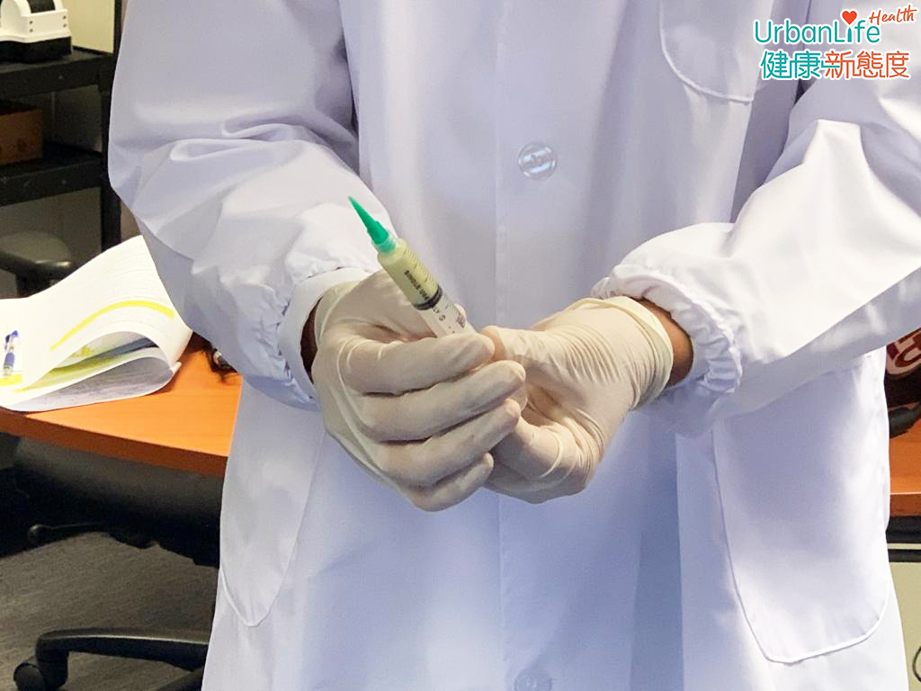 該材料是一種以聚合物單體為基礎、模仿人體骨骼結構的膏狀物。