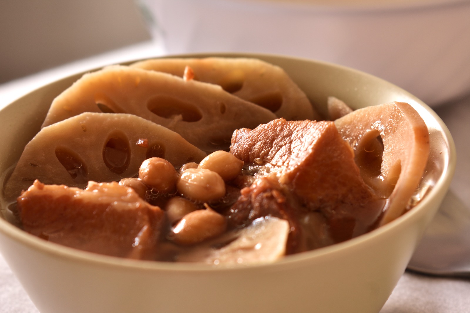 蓮藕章魚花生湯有清熱解毒、養顏、滋肝補腎功效。