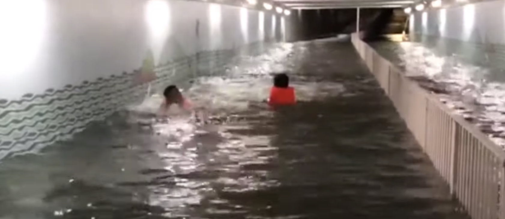 有網民凌晨拍片指,有2名男子在水浸的城門河旁隧道內游泳。