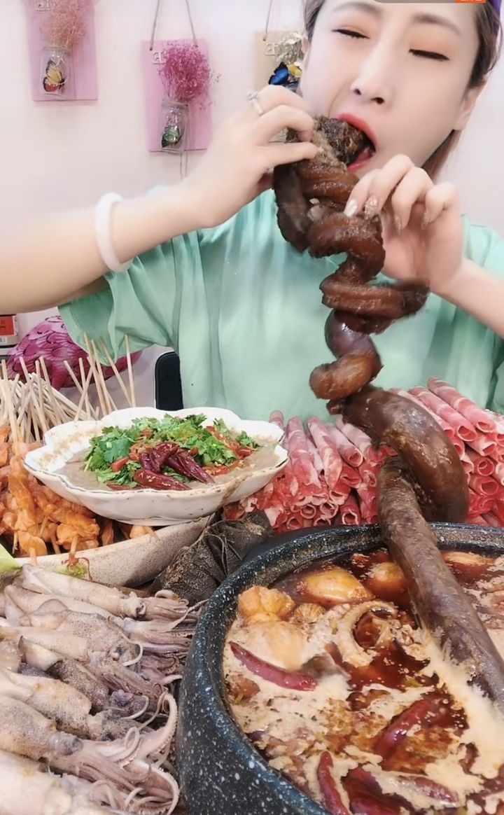 90後吃播網紅「大胃王桐桐」在吃播期間昏迷倒地。