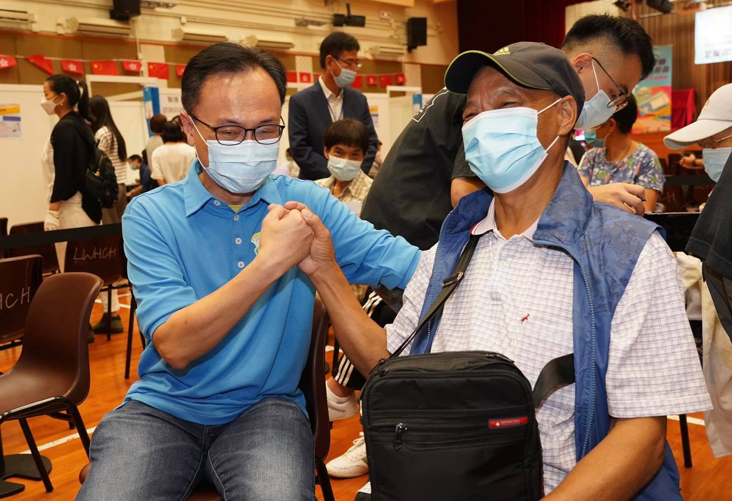 聶德權(左)於昨日(10日)出席北區長者疫苗講座及接種活動。