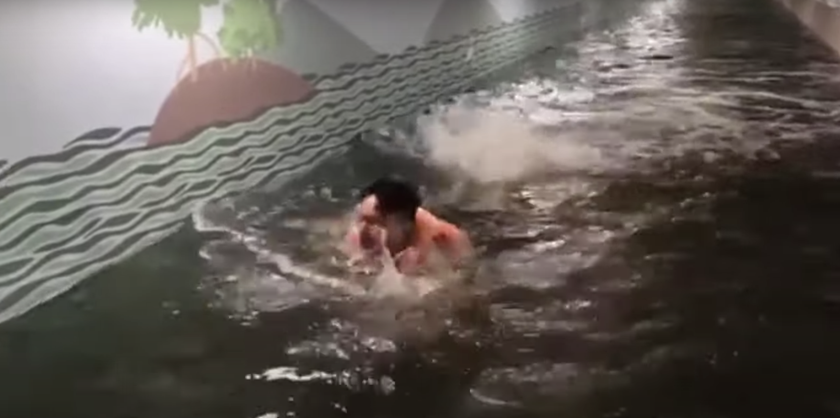 風球下,城門河隧道水浸情況嚴重,有人趁機游泳。