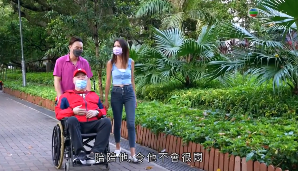 張偉文表示，因行動不便需要別人照顧。