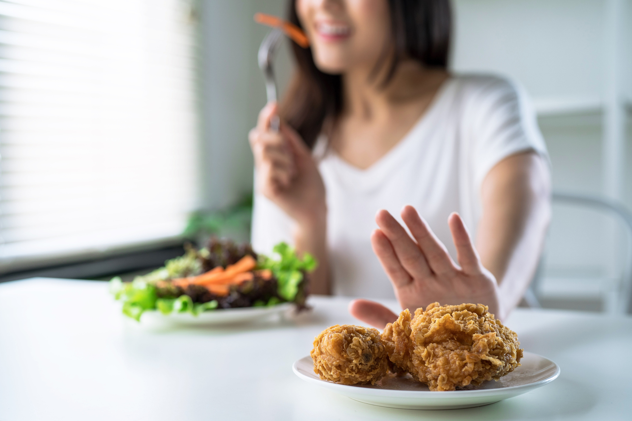 論扁桃腺發炎忌食,要忌食高膽固醇、肥膩類,以及煎、炸、烤、燻、烘焙處理的食物。