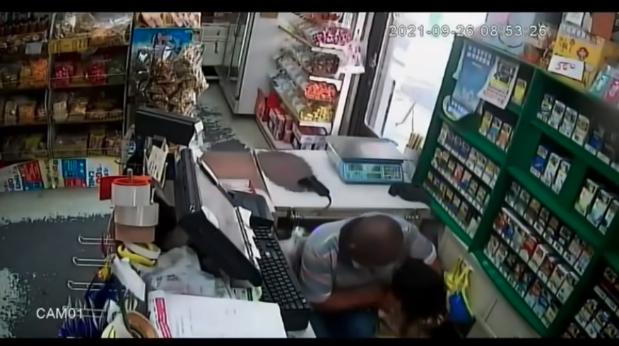 台灣有女店員提醒男顧客戴口罩,怎料該男子突然情緒失控,徒手狂挖女店員眼睛。