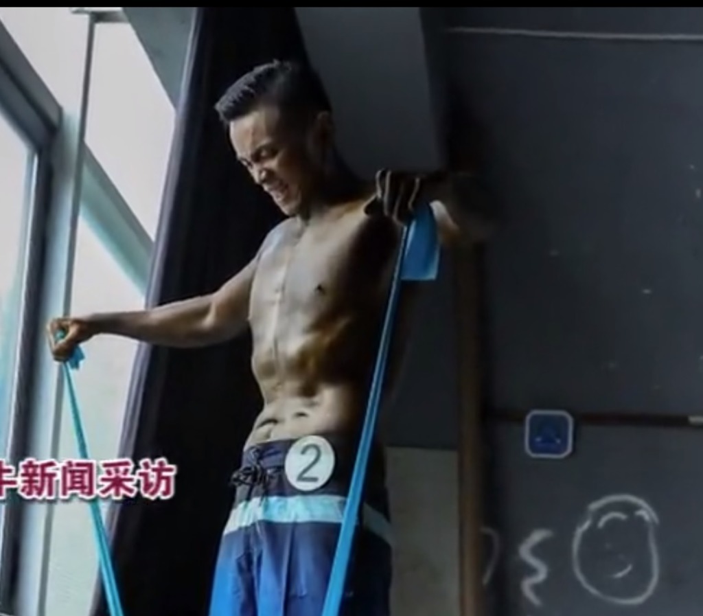 自小就喜歡健美的王偉在患病後更加注重鍛煉。