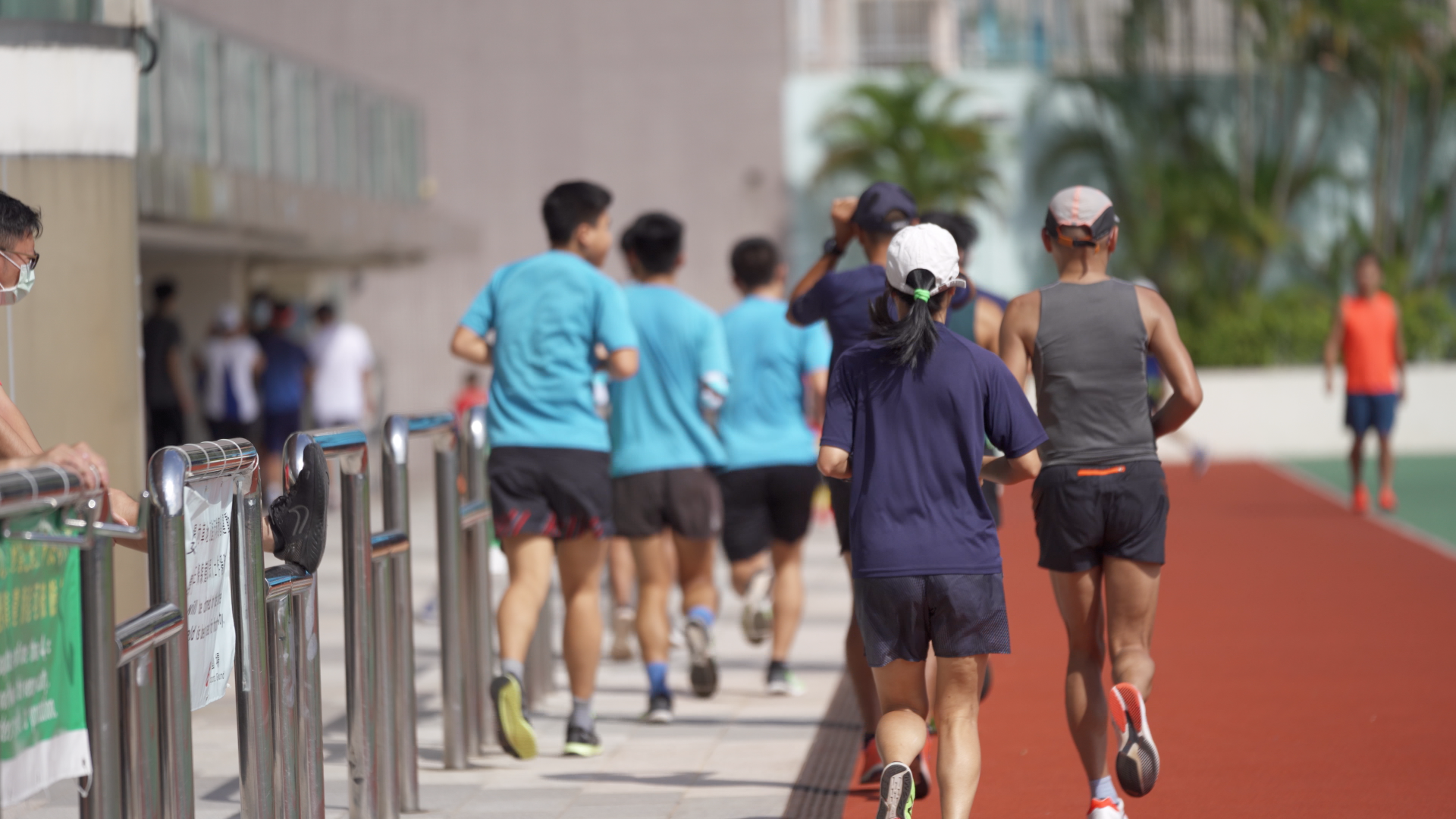 比賽時智障人士運動員最好有伴跑員輔助,可以令發揮更得心應手。