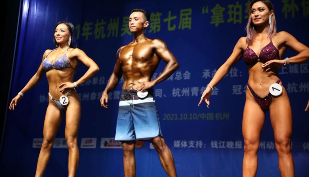 王偉(中)為了圓健美賽夢,接受治療同時亦進行艱苦訓練。