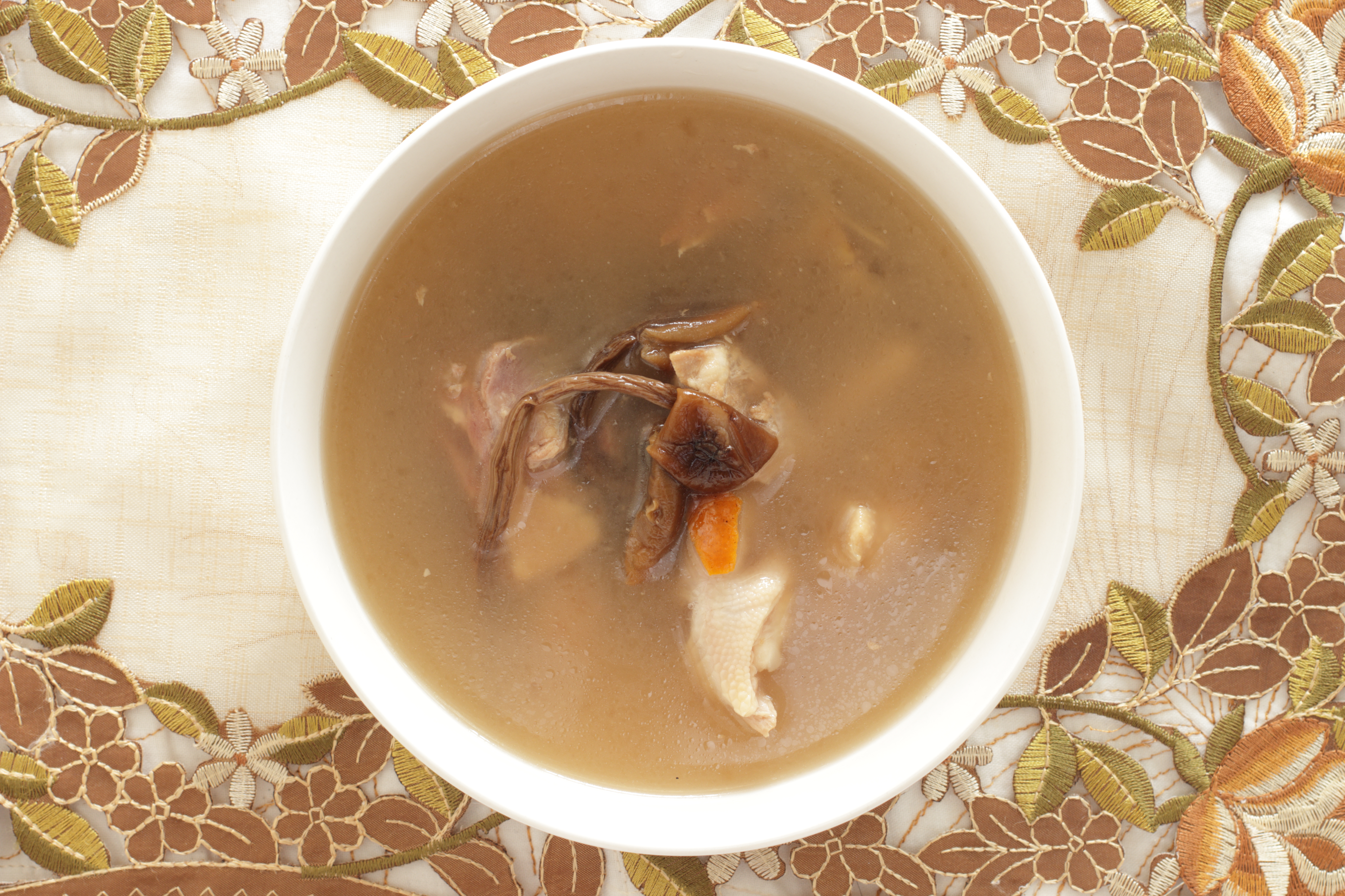 海底椰雞湯助滋陰潤肺、止咳、活血止血、養脾健腎。