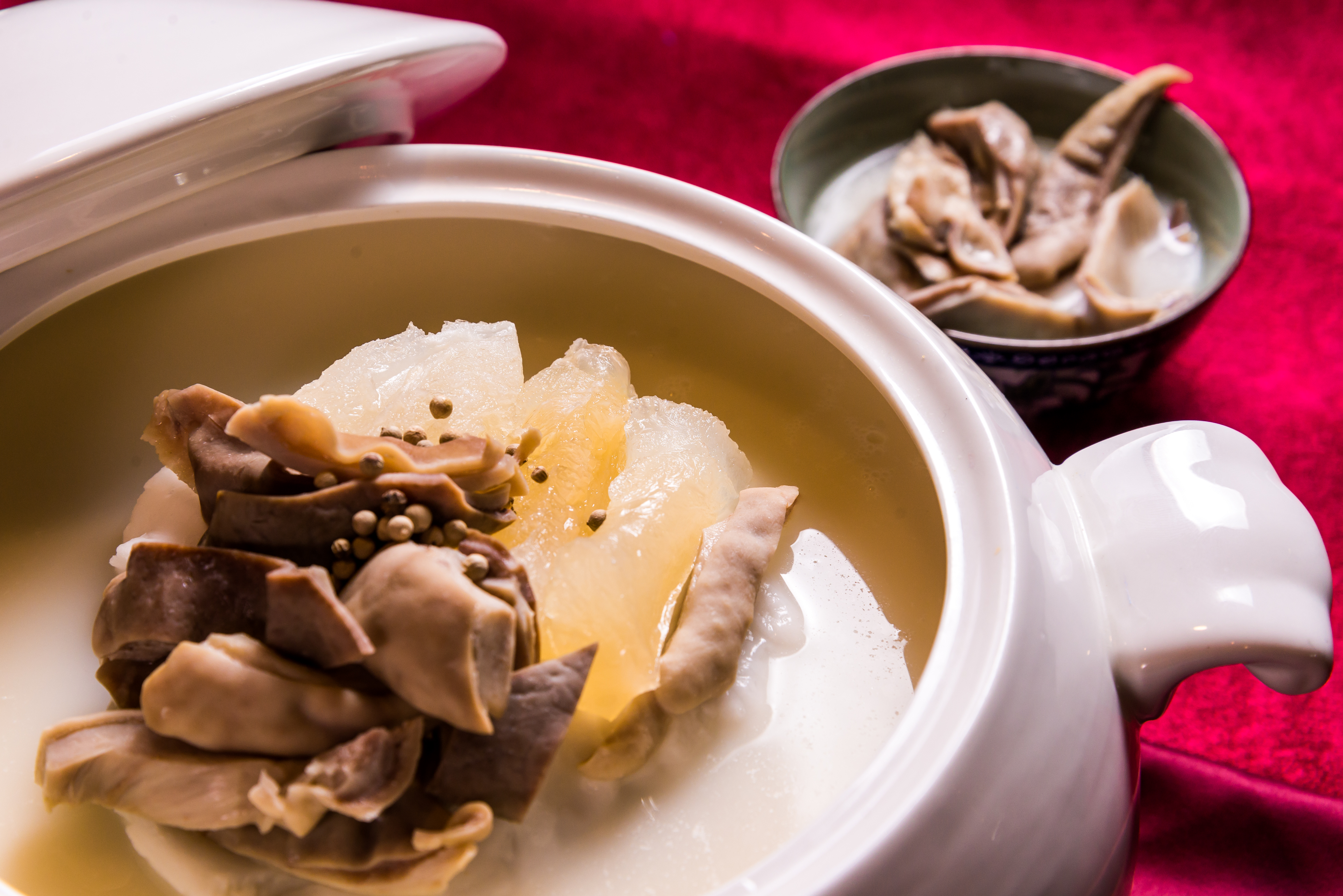 胡椒豬肚花膠湯有除寒濕、消滯開胃功效。