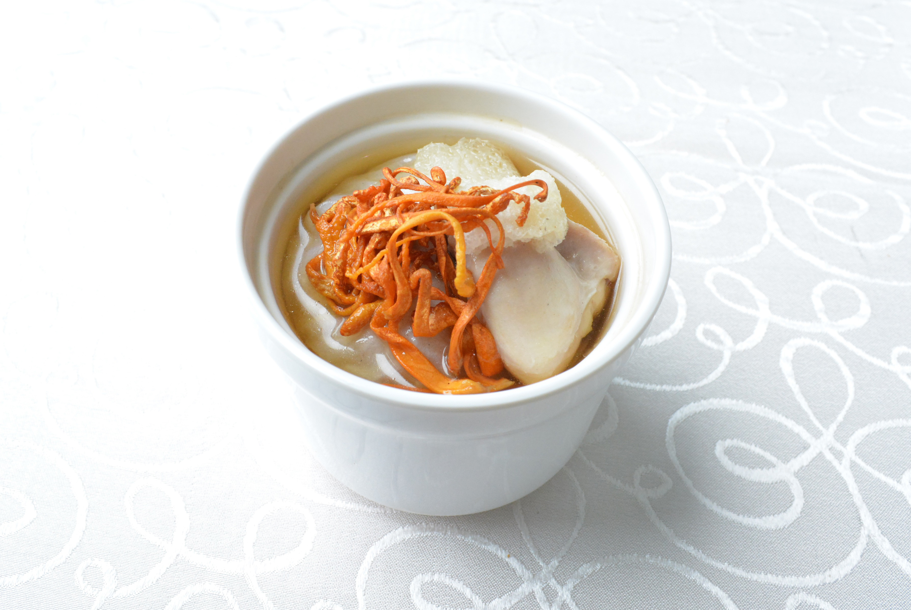 蟲草花栗子海底椰湯有抗衰老、益氣健脾、潤肺止咳、防癌功效。