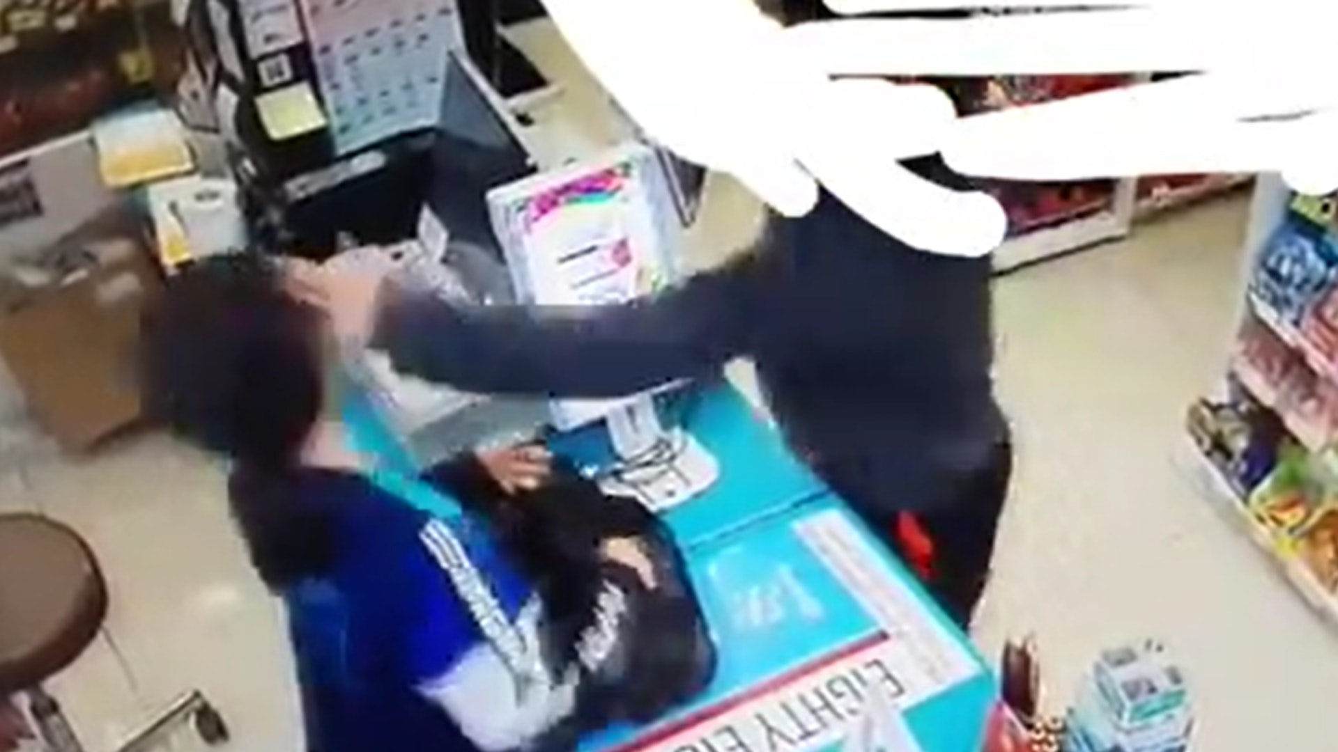 韓國日前有便利店女店員因提醒客人戴口罩而被掌摑。