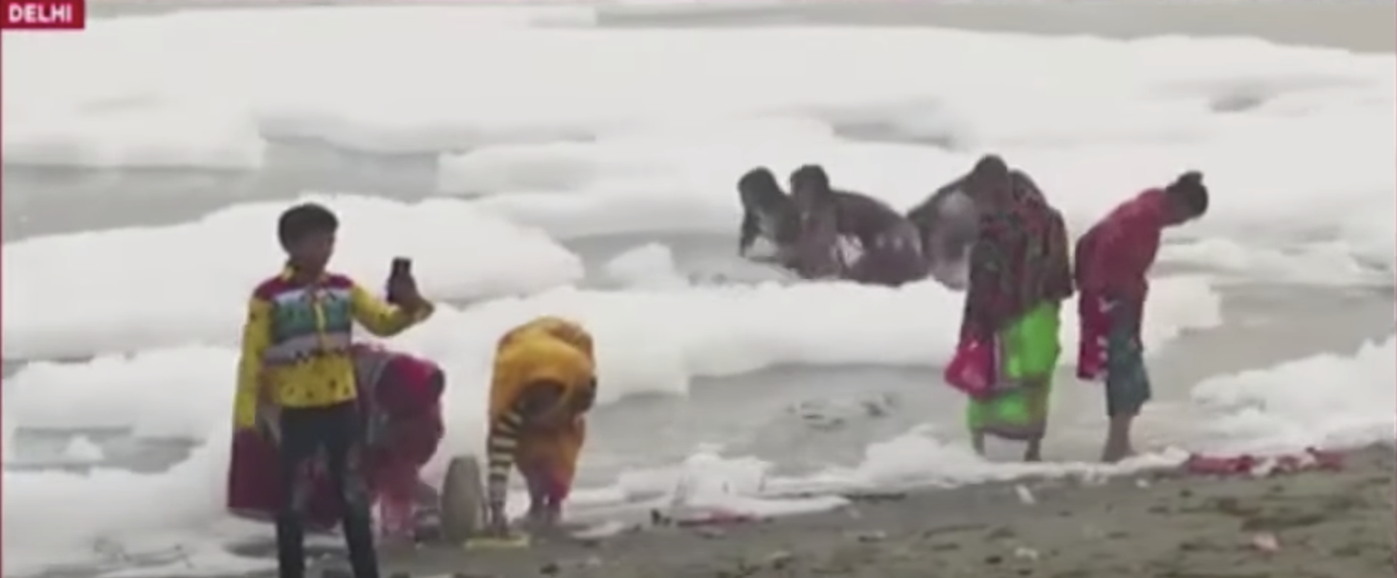 近日恆河支流亞穆納河(Yamuna River)冒出大片雪白泡泡。