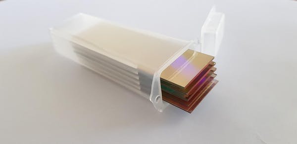 澳洲拉籌伯大學將納米塗層鍍在顯微鏡下放置細胞的玻璃片表面。