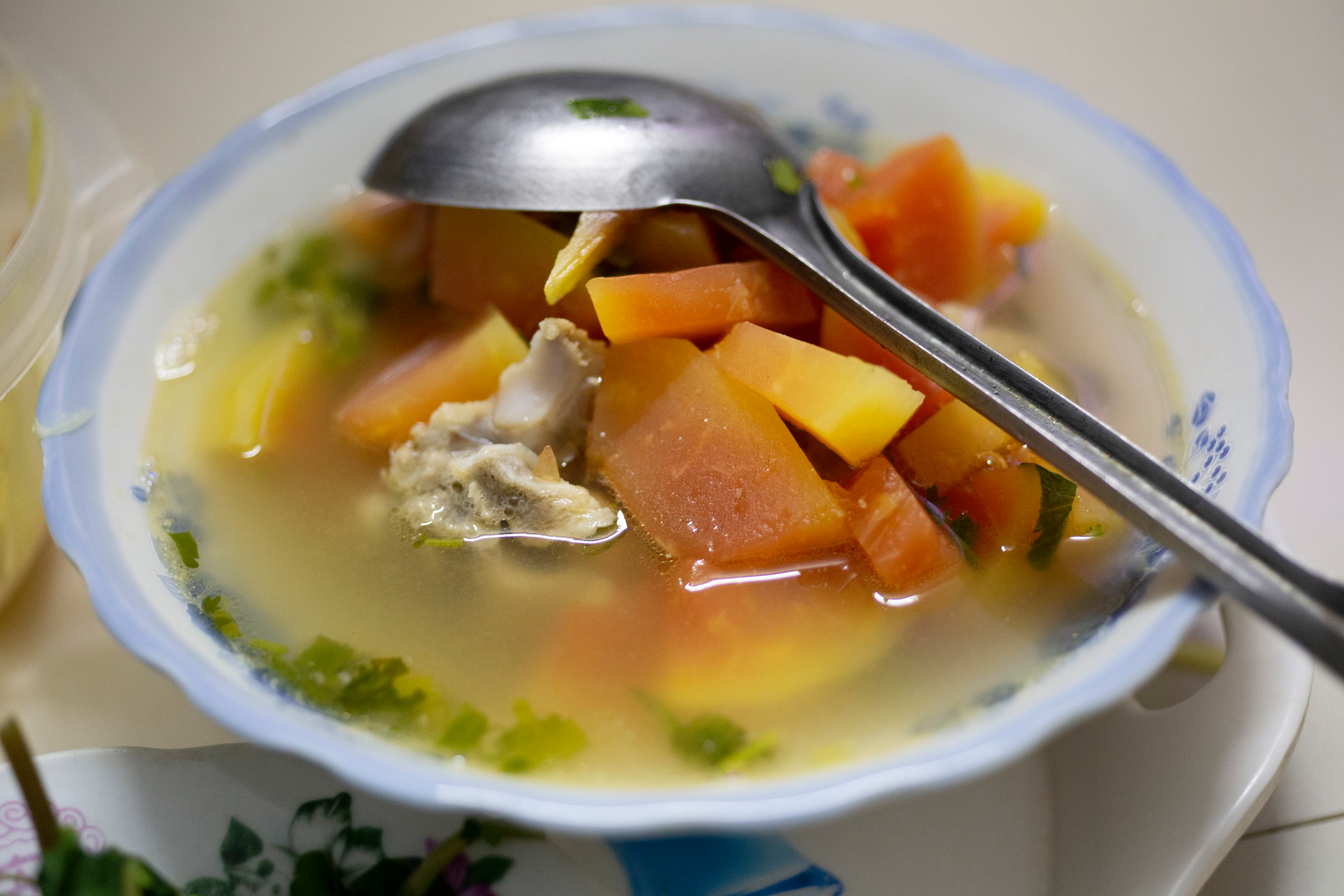 木瓜雪耳魚尾豬腱湯有助催乳、強壯筋骨、改善消化不良。