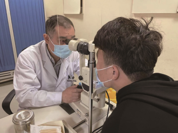 醫生叮囑男子回家後需平躺,注意不要過度用眼。