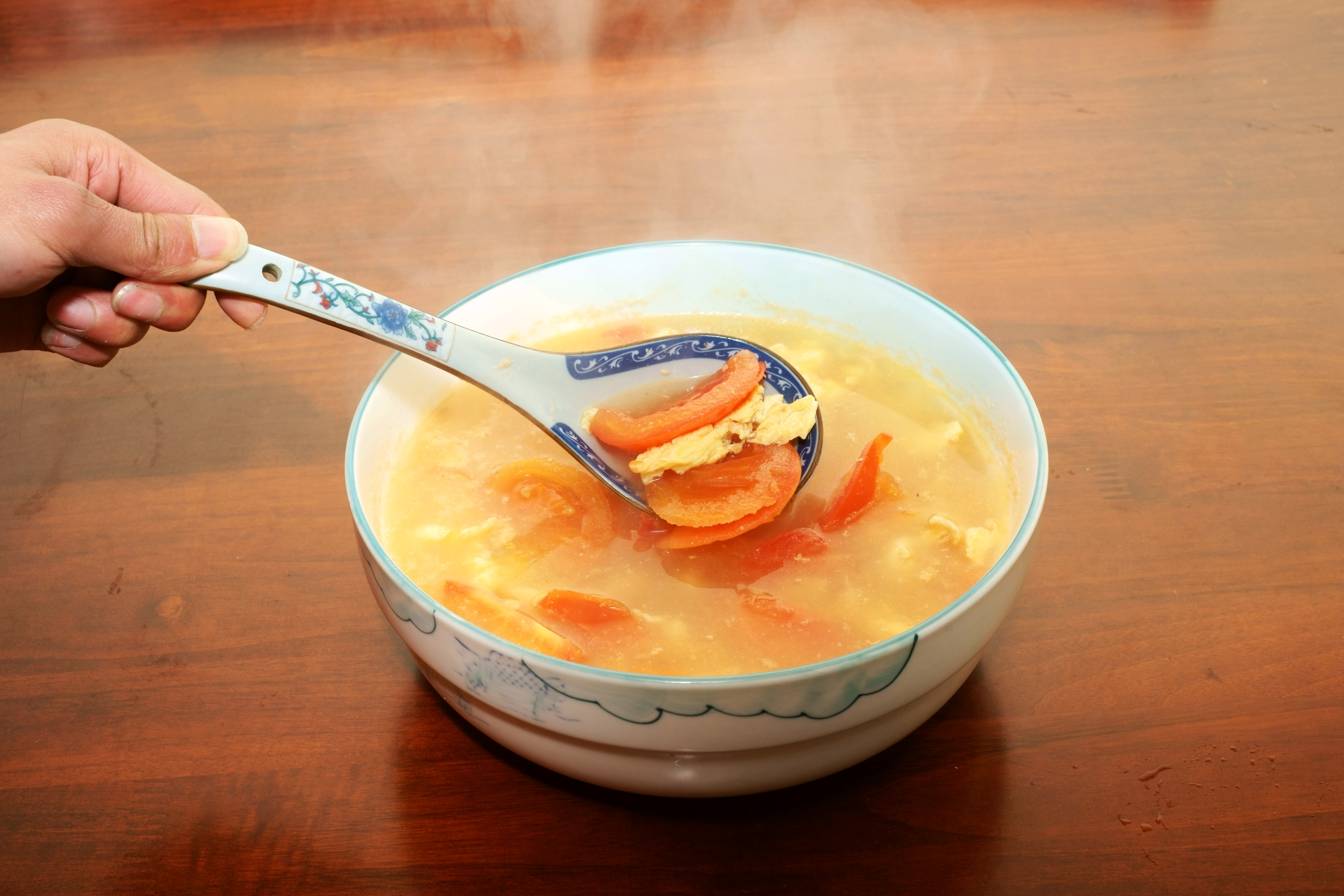 番茄肉碎蛋花湯助抗衰老、保護心血管、增強抵抗力。