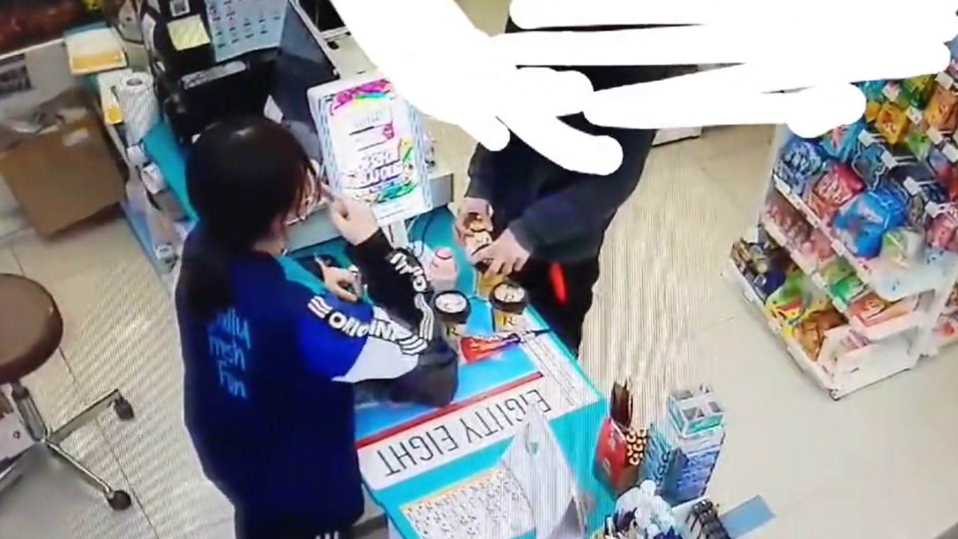 韓國日前發生便利店女店員提醒客人戴口罩,卻被狠狠掌摑倒地的事件。