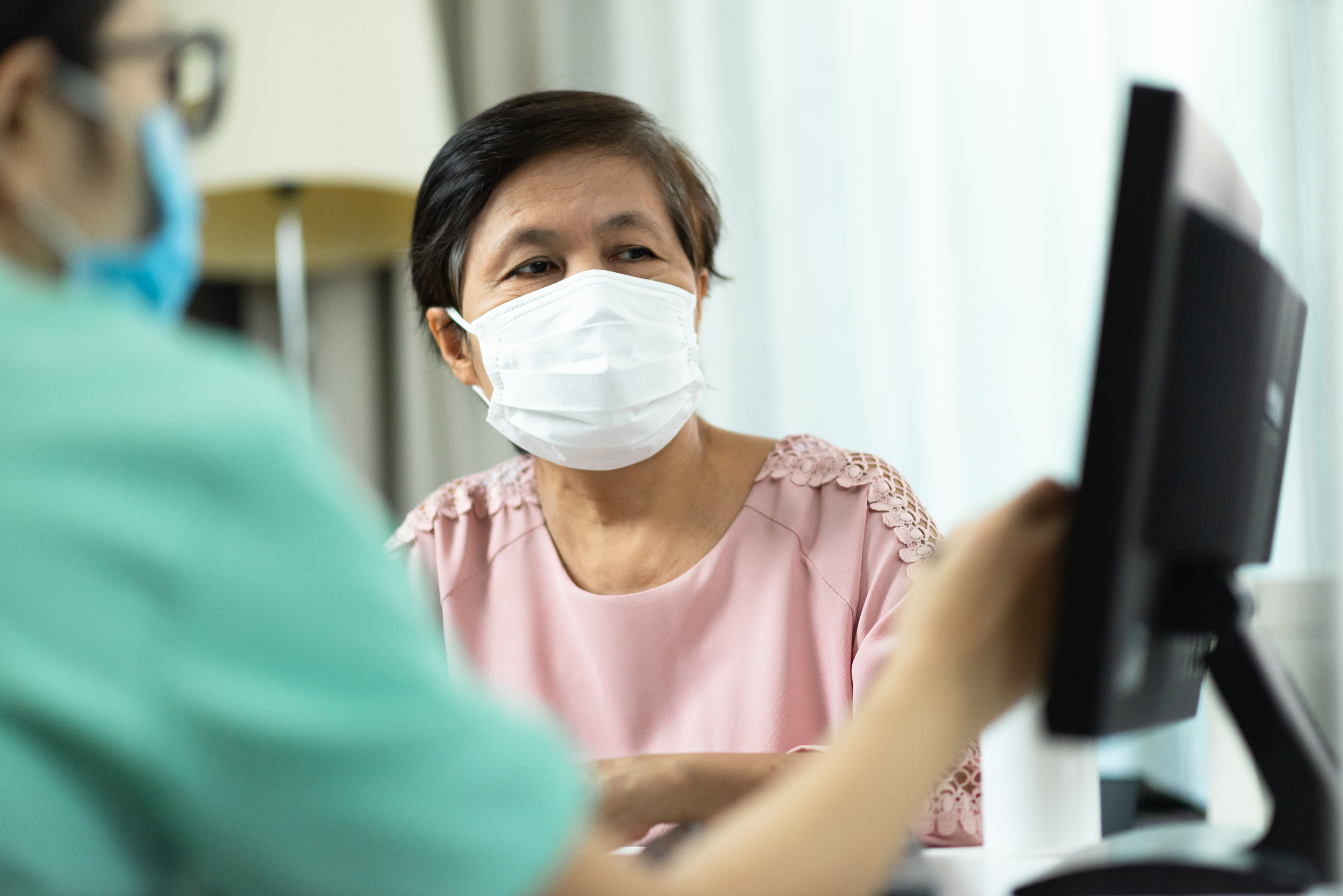 研究發現,50歲以上的長者產生的抗體多於50歲以下的成年人,即有更大程度的保護。