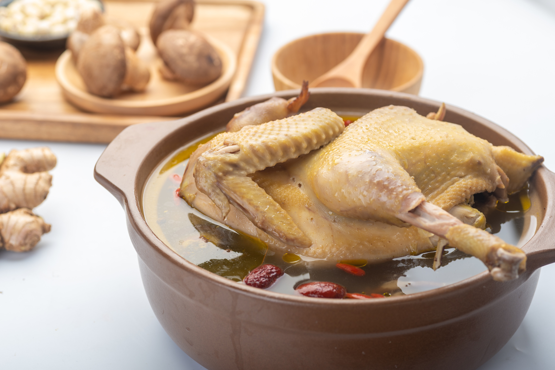 鹿茸黃芪雞湯是不錯的補腎中藥食療,適合腎陽虛的人食用。