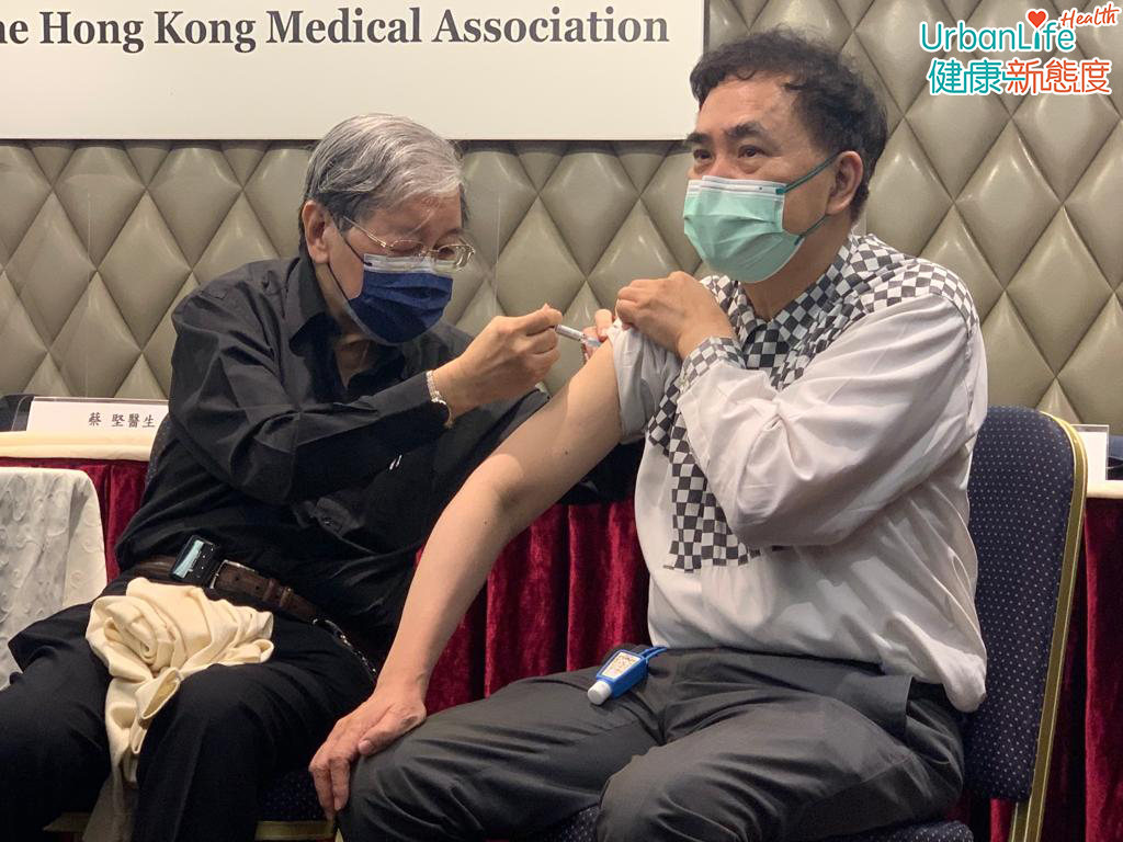 蔡堅、陳以誠、曾祈殷等醫生在記者會即場接種流感疫苗。