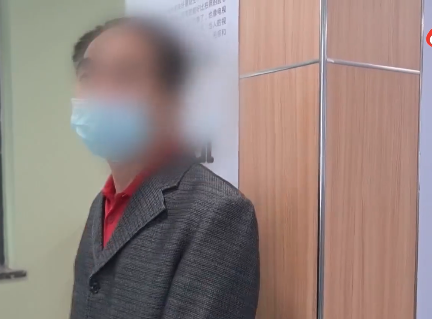 中國武漢有一70歲男子為緩解腰腿痛,嘗試用身體撞樹。
