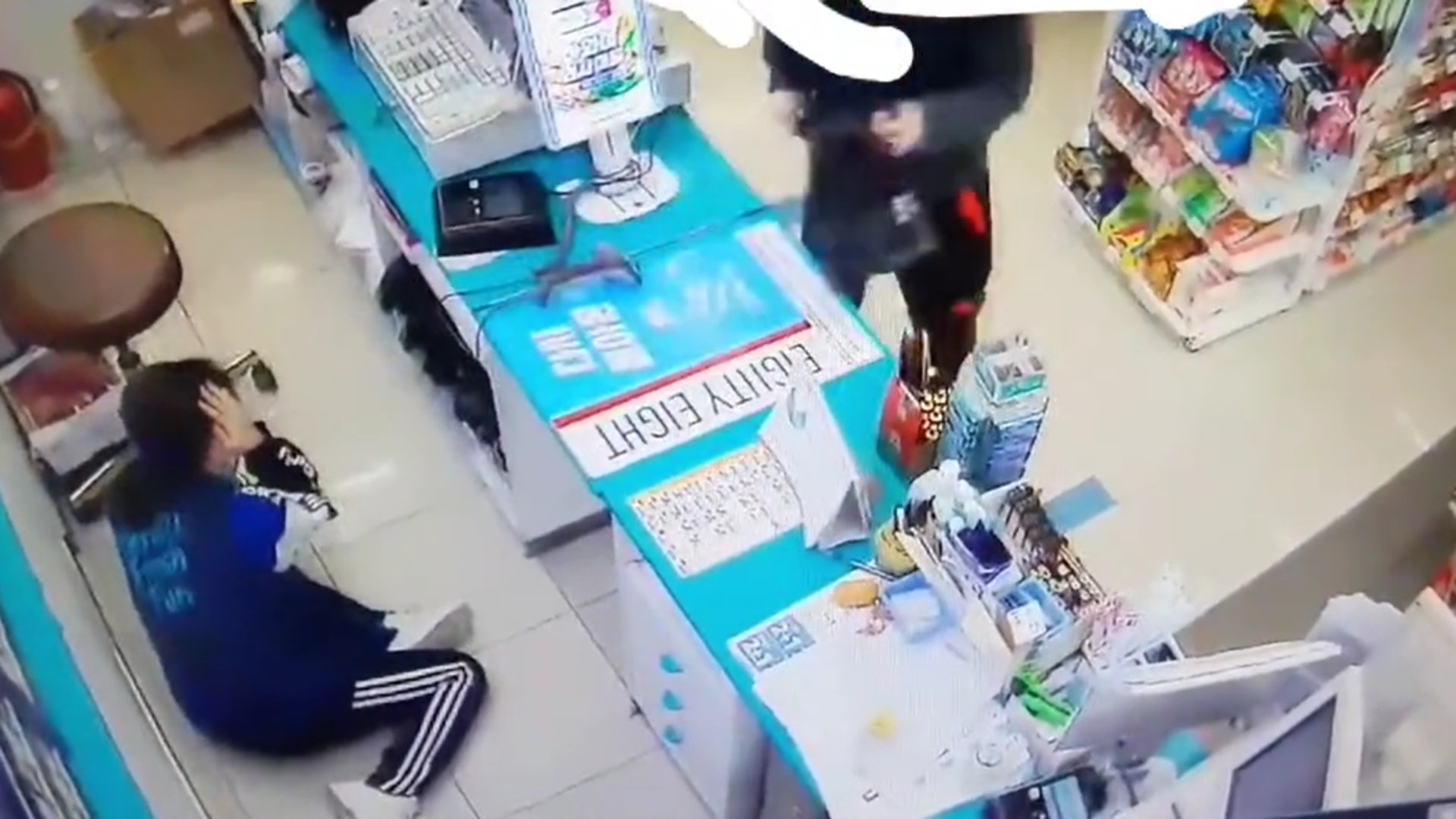被打的女店員倒地。
