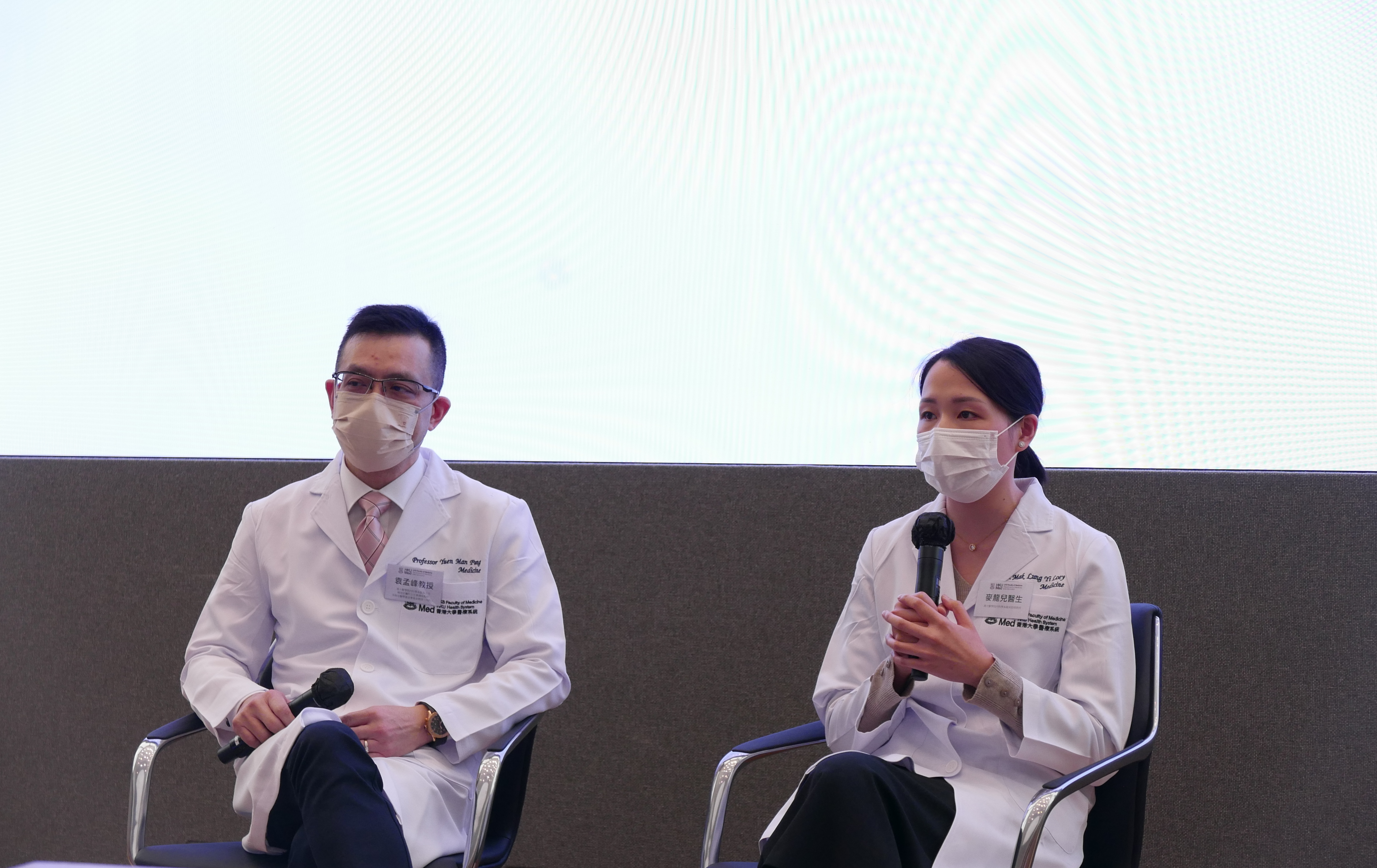 港大醫學院內科學系臨床助理教授麥龍兒醫生（右）說，有患者會面對治療失效的問題，例如以往丙肝藥物曾經無效、未有跟隨醫囑服藥等，亦有患者受社會因素影響而離開評估，如患者離境、入獄、轉電話或疫情等。