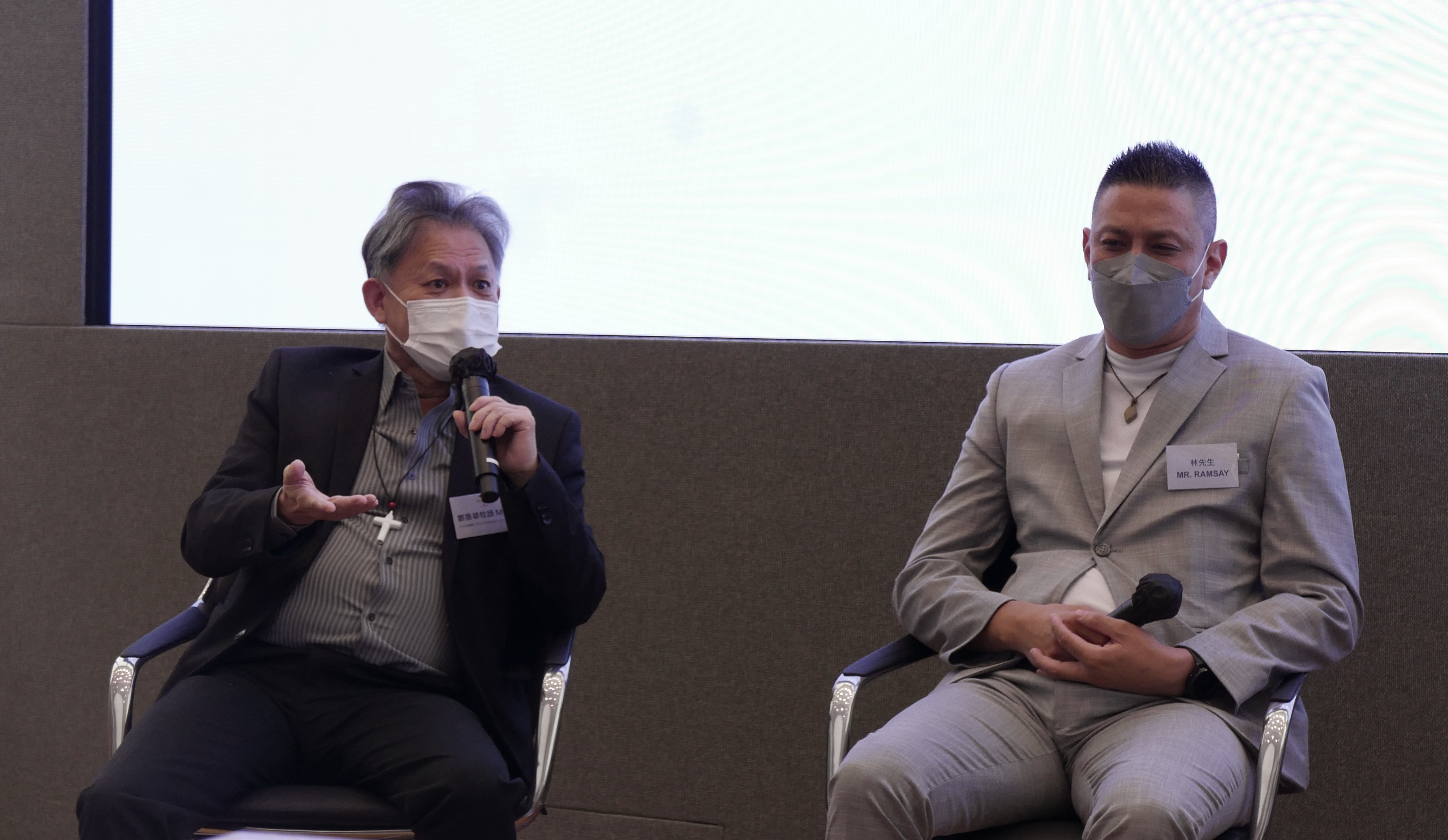 基督教新生協會創辦人鄭振華牧師（左）指，有些院友也知道自己有丙肝，只是不願治療，外展醫療團隊對他們而言有很大幫助。丙型肝炎患者林先生（右）則希望吸毒人士和丙肝高危人士能盡快接受檢測，拆掉計時炸彈。