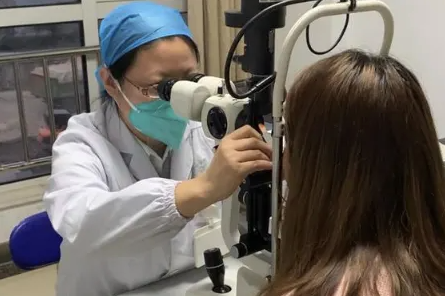 25歲女子眼睫毛藏20多隻蟎蟲。