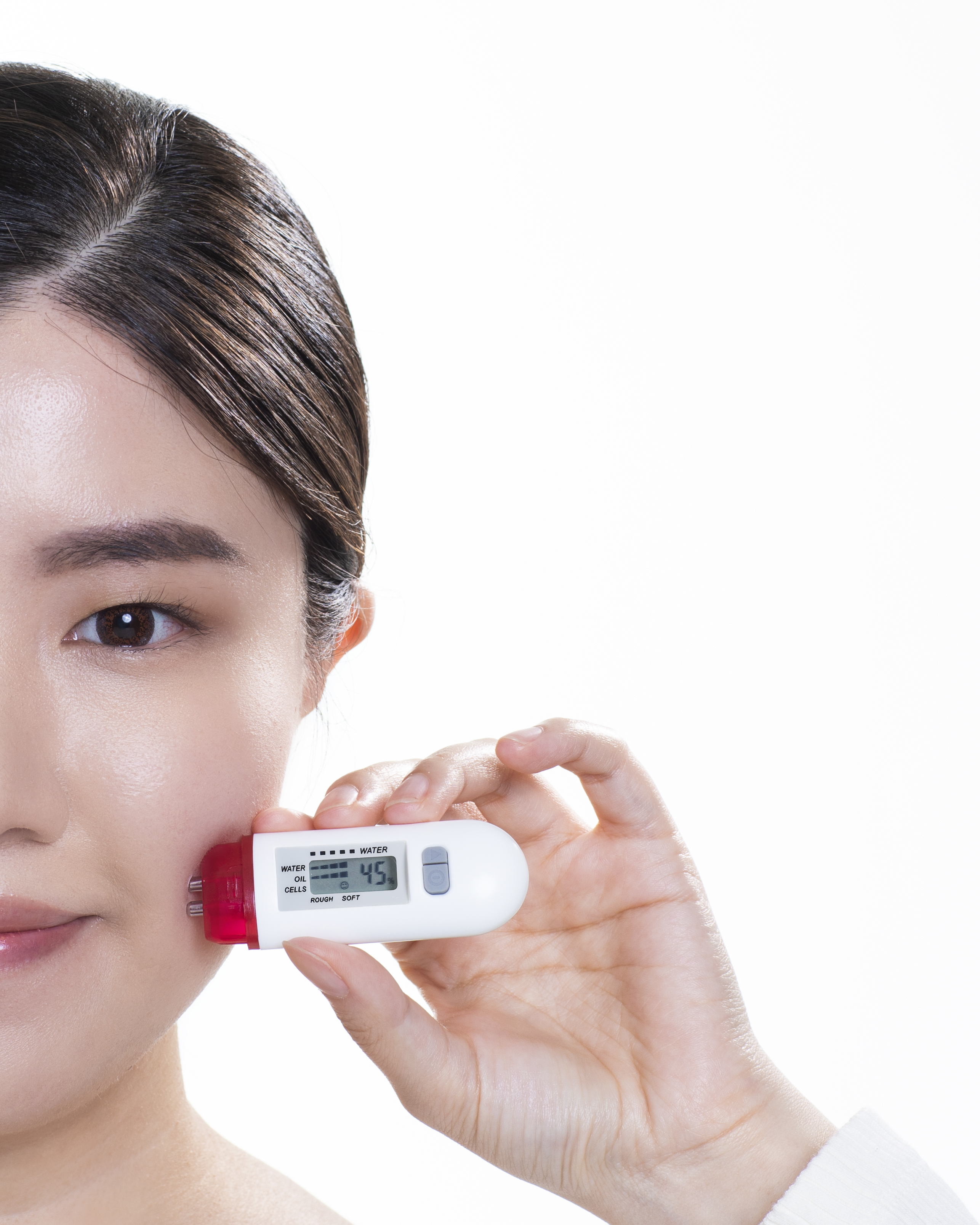 使用後肌膚濕度由30%偏乾膚況提升至45%的濕潤膚況!