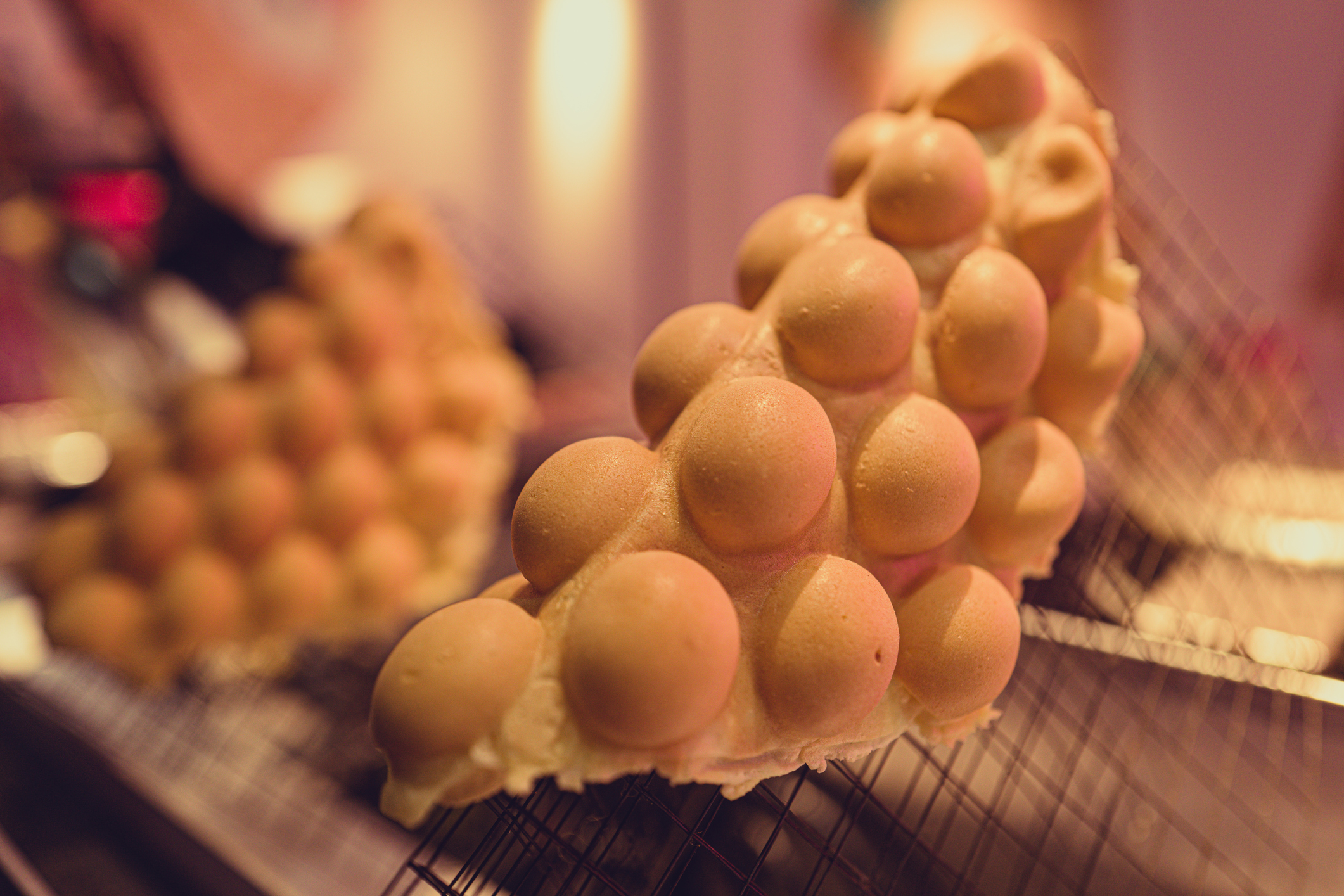 雞蛋仔是一種香港獨有的傳統街頭小食，一底一底的呈金黃色的蜂巢狀。