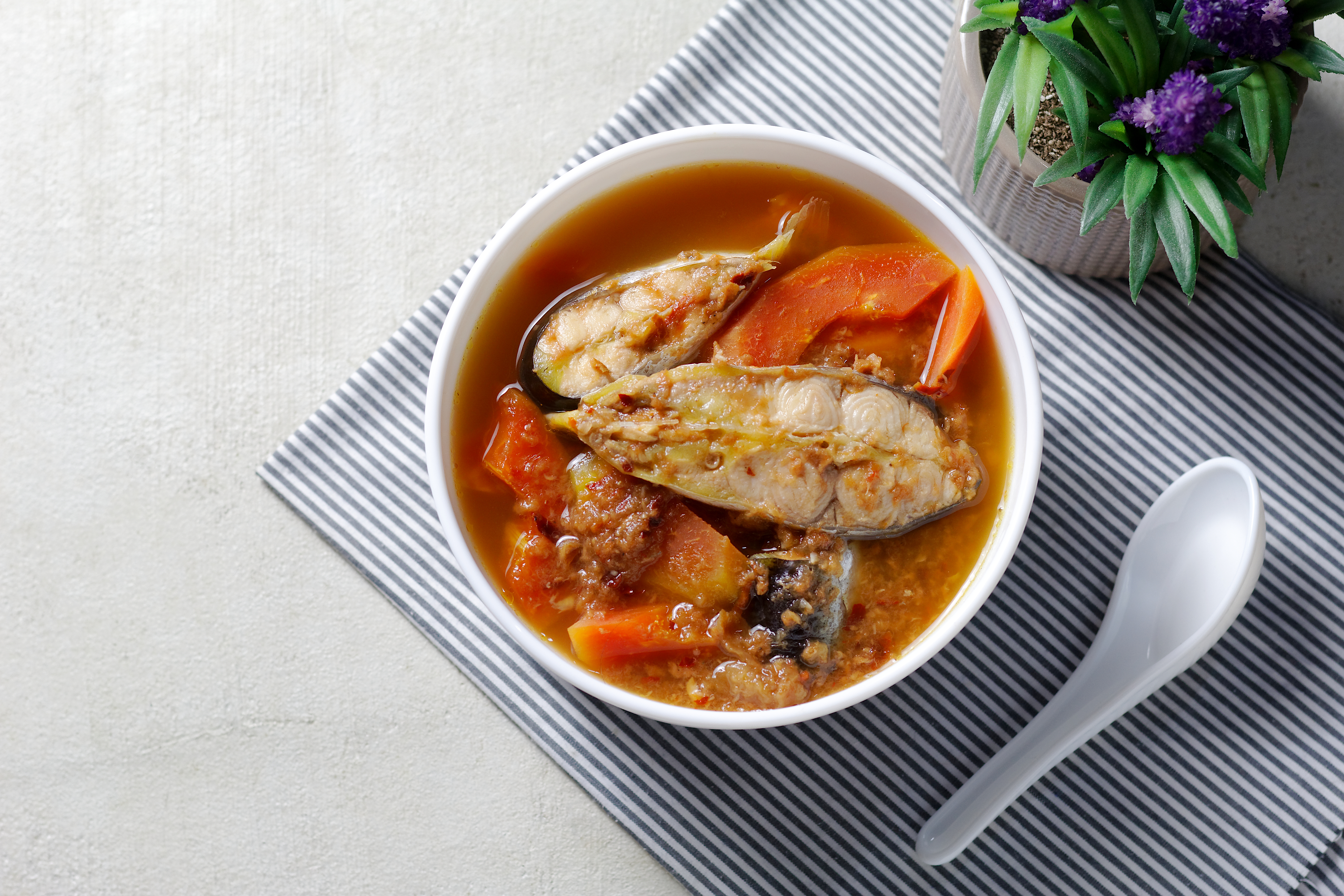 木瓜番茄薯仔肉碎比目魚湯助催乳、​​舒筋活絡。