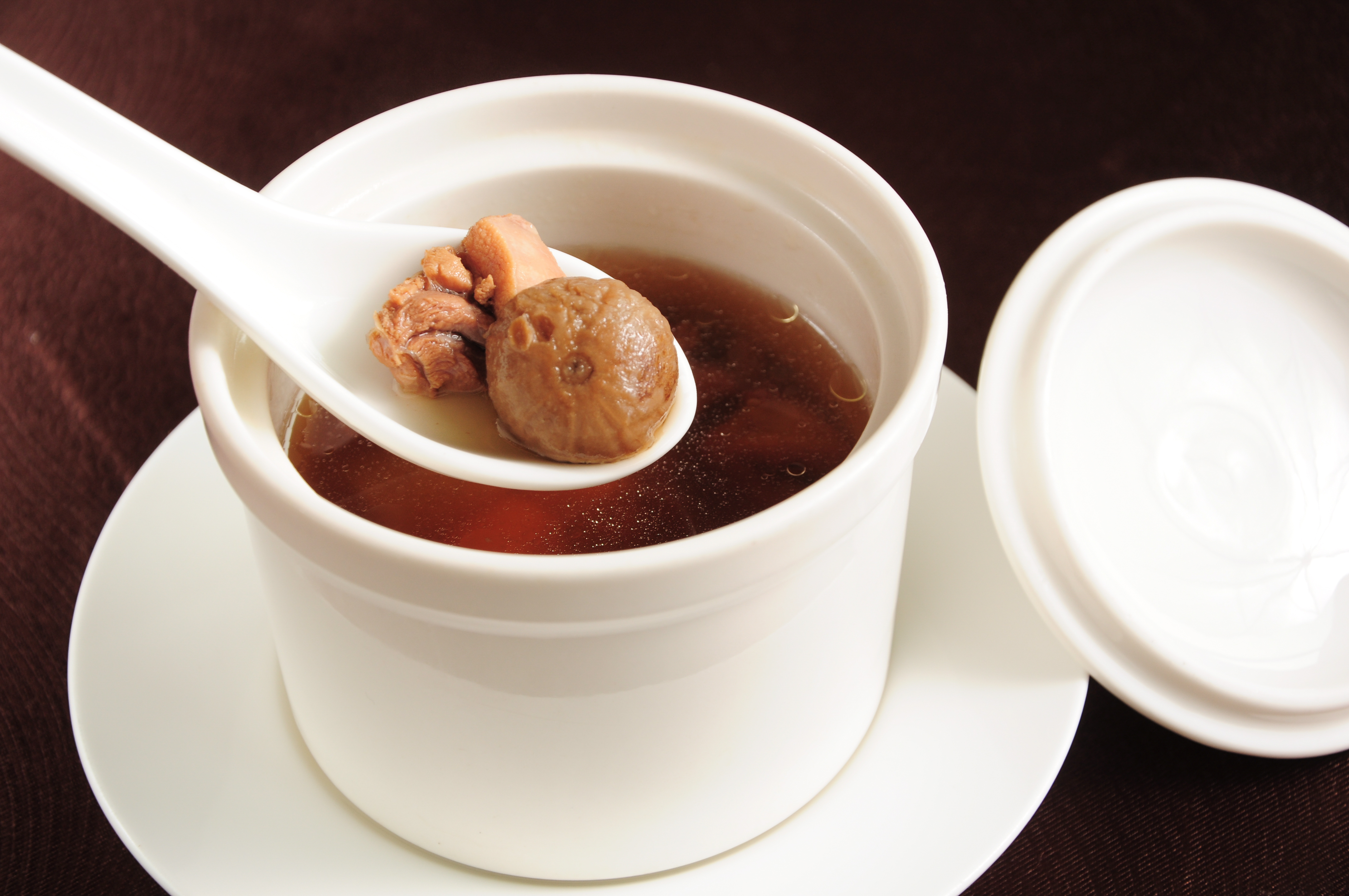 無花果雞湯有助利咽喉、消腫痛、潤腸通便。