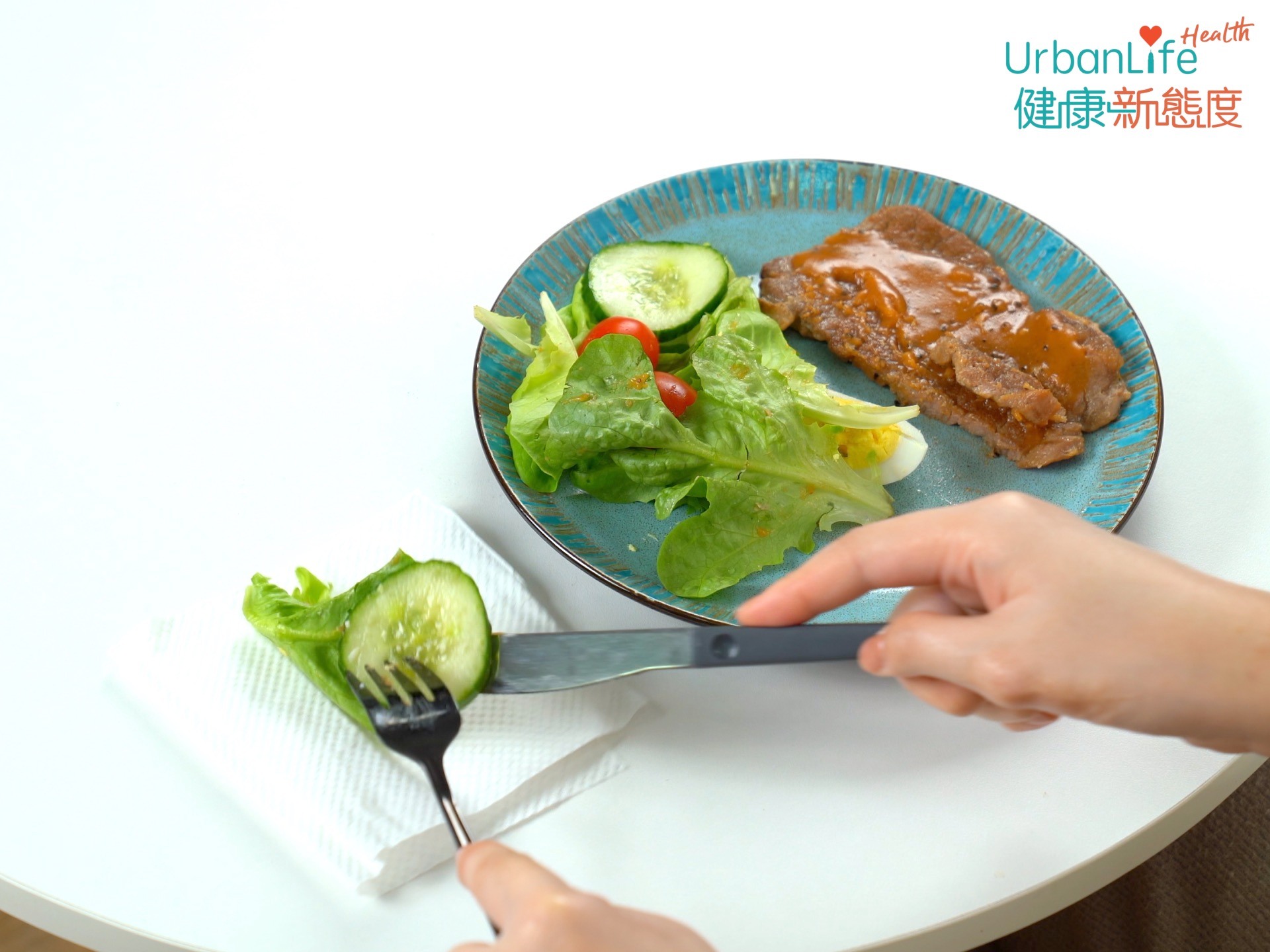 劉醫生表示,大腸癌的成因分先天及後天,大部份個案與後天因素有關,例如運動少、生活習慣不好、吸煙、飲酒、肥胖、常吃紅肉但又少吃蔬菜,以及便秘等。