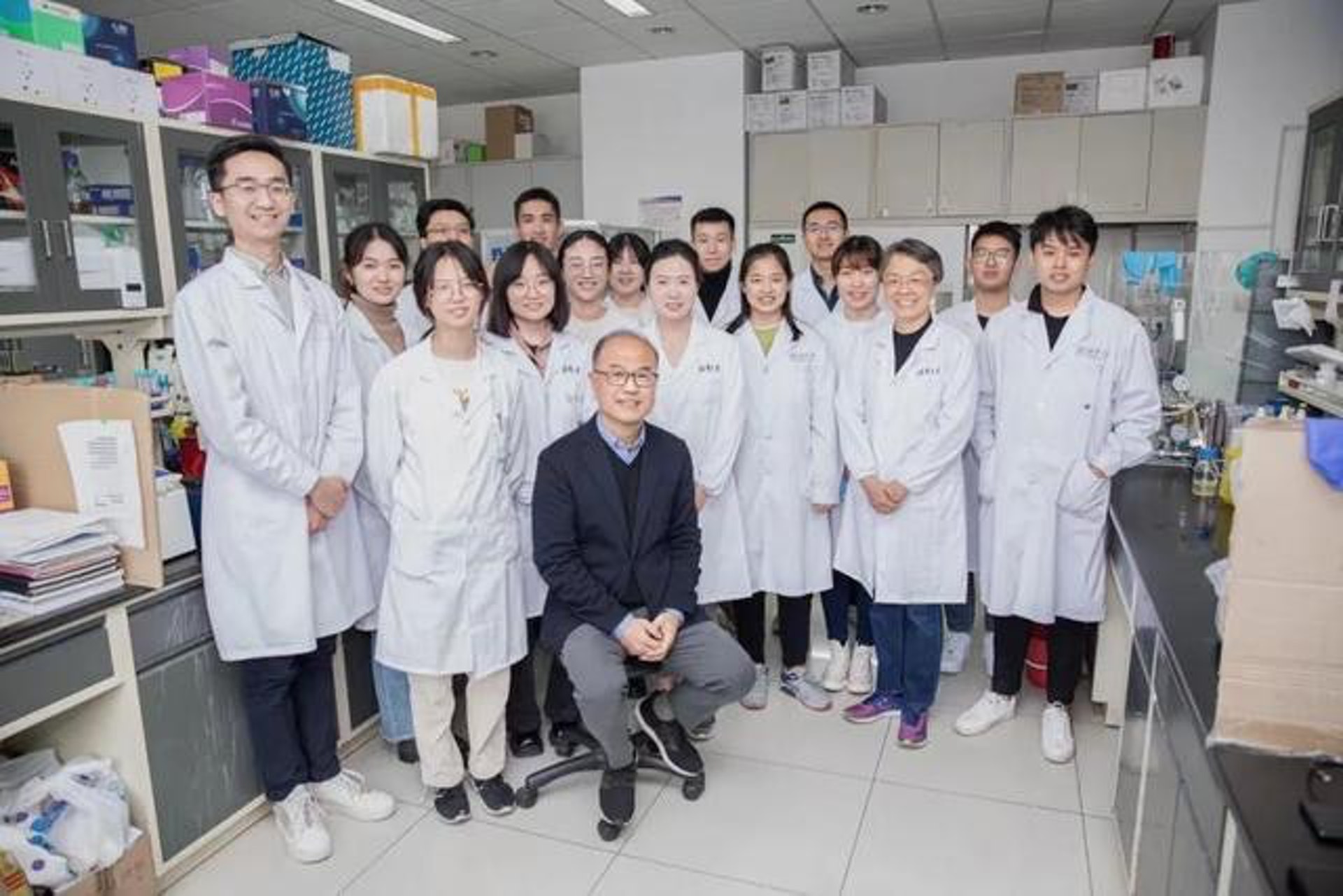 這款新冠特效藥的研發團隊;前排坐者為領軍人物、清華大學醫學院教授張林琦。