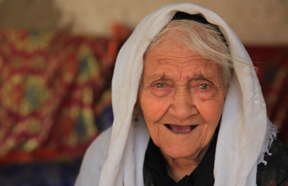 一路好走!被認定是世界上最長壽的新疆老人阿麗米罕.色依提近日逝世,享年135歲。